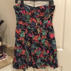 🌺Size 6 Urban Outfitters Strapless Floral Dress🌺